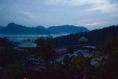  Güney Tayland 'da sabah sisi ve güzel dağ