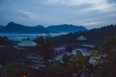  Güney Tayland 'da sabah sisi ve güzel dağ