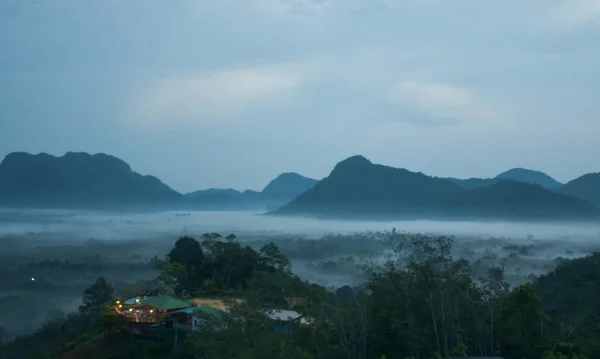 タイ南部の早朝霧と美しい山 — ストック写真