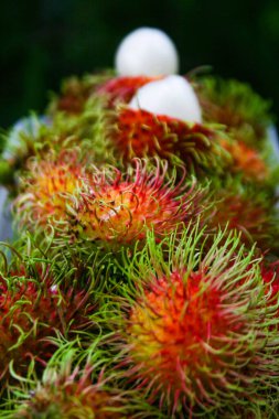 Tayland meyvesi, tatlı rambutan, Tayland 'ın güneyinden güzel bir renk.