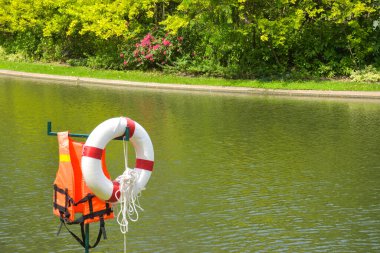 Can yelekleri ve şamandıralar Bangkok, Tayland 'daki Garden t Park' ta hayat kurtarıyor.
