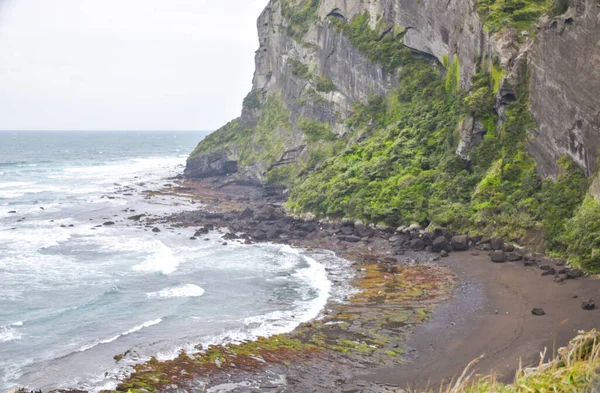 Güney Kore 'de bir adada güzel bir deniz ve mağaralar.