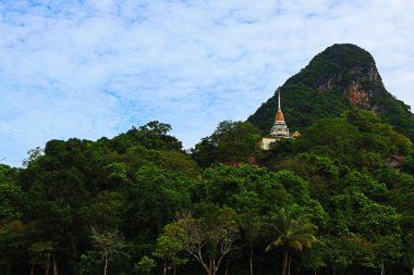 Güzel dağlar, güzel ağaçlar, güney Tayland 'da yeşillik..