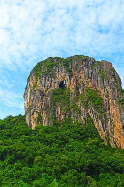 Güzel dağlar, güzel ağaçlar, güney Tayland 'da yeşillik..