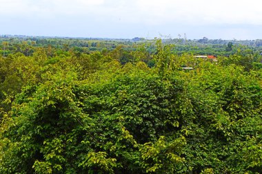 Dağdaki demir merdivenler ve Tayland 'ın güneyindeki güzel manzara.