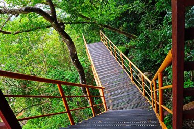 Dağdaki demir merdivenler ve Tayland 'ın güneyindeki güzel manzara.