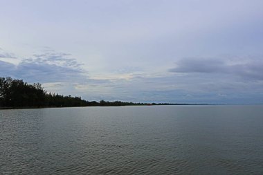 Güzel bir göl, güney Tayland 'da güzel bir gökyüzü