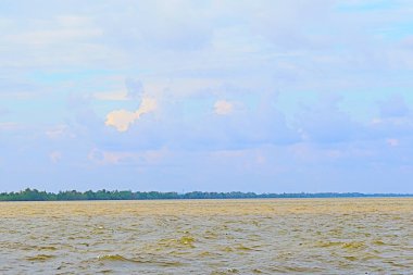 güzel göl ve mavi gökyüzü bulutlu