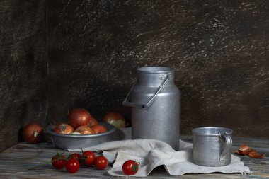 Sütlü, soğanlı ve domatesli hayat