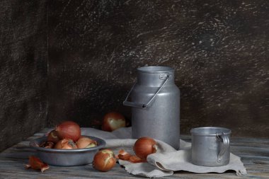 Sütlü, soğanlı ve domatesli hayat