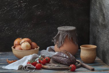 Ekmek, domates ve soğanla hayat.