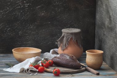 Ekmek ve domatesle hayat.