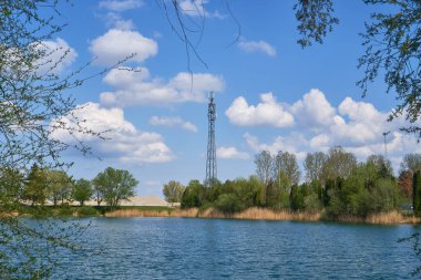  Göl, TV kulesi ve ağaçlar                             
