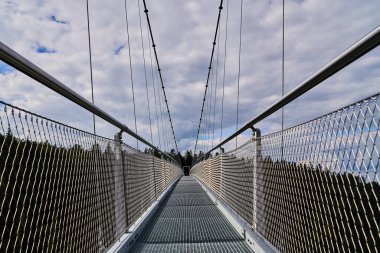 Nehrin üzerindeki asma köprü                               