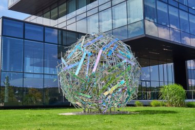 Binanın önündeki cam küre.                              