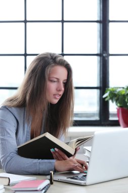 Ofisteki güzel kadın.