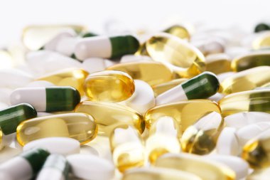 İlaç, farmakoloji. Masada bir sürü hap var.