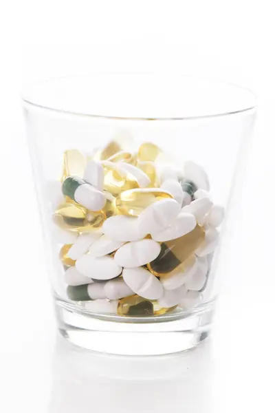 Medizin Pharmakologie Haufen Pillen Auf Dem Tisch lizenzfreie Stockfotos