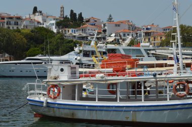Kayak adasının yakınındaki denizde yatlar ve tekneler.