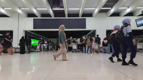 Banjarbaru Indonezja Stycznia 2024 Atmosfera Ludzi Spacerujących Lotnisku Którzy Chcą — Wideo stockowe
