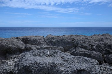 beyaz bulutlar okyanus ile mavi gökyüzü