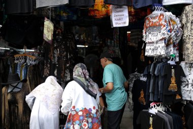 Bali, Endonezya, 23 Aralık, 210. Piyasada bir grup insan..