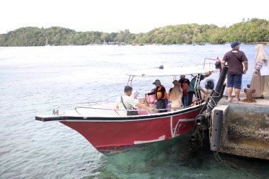 Tayland 'daki Andaman Denizi' ndeki Koh Pi Adası 'ndaki sahilde yaşayan insanlar.