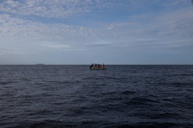 Okyanusta bir tekne manzarası.