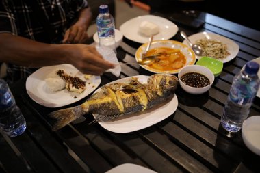 Asya balığı ve pirincine yakın durun.