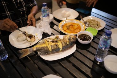 Tabakta ızgara balık ve sebze.