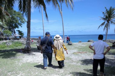 Kumsalda yürüyen iki genç turist