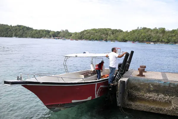 Akdeniz Eyaleti Adası 'nın körfezindeki bir rıhtımda bir tekne.