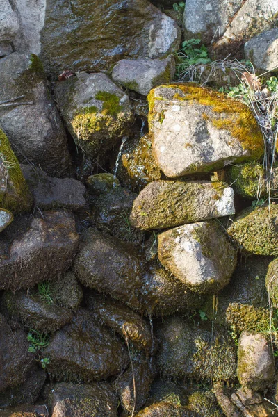 Sonniger Spritzer Kleiner Wasserlauf Der Auf Bemoosten Steinen Und Felsen — Stockfoto