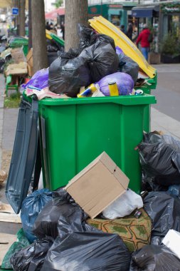 Fransa 'da Paris kaldırımlarında aşırı tüketim, kirlilik ve çöp bidonları plastik çöp, yiyecek, çöp ve atıklarla dolup taşıyor.