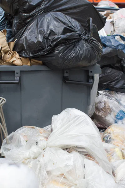 Primer Plano Bolsas Basura Plástico Cargadas Comida Basura Desbordando Contenedor — Foto de Stock