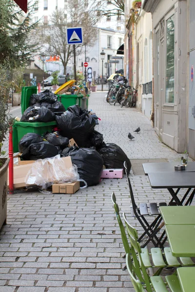 Café Urbano Junto Montones Cartón Bolsas Plástico Basura Residuos Estallando — Foto de Stock