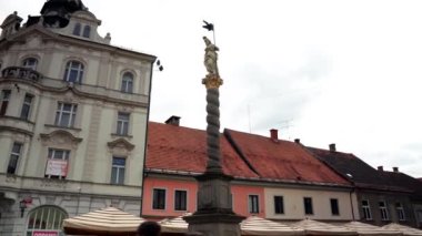 Spominik NOB, Maribor 'da. Maribor şehrinin merkezinde bir meydan. Maribor Slovenya 'nın merkezinde insanlar yürüyor.