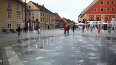 Maribor 'un ana meydanı. Maribor Slovenya 'nın ana meydanındaki belediye binası ve veba anıtı. Maribor Slovenya 'nın ana meydanındaki çeşme. Sloven mimarisi