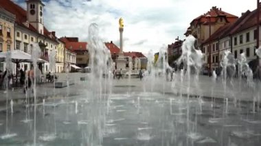 Maribor 'un ana meydanı. Maribor Slovenya 'nın ana meydanındaki belediye binası ve veba anıtı. Maribor Slovenya 'nın ana meydanındaki çeşme. Sloven mimarisi