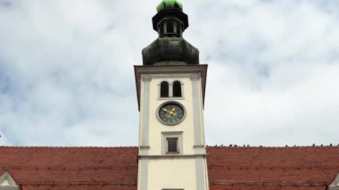 Maribor 'un ana meydanı. Maribor Slovenya 'nın ana meydanında belediye binası. Maribor 'un merkezindeki belediye binasının saati. Maribor 'da belediye idaresi. Belediye Meydanı.