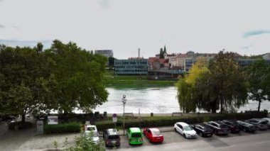 Maribor 'da toprak seti. Maribor Slovenya 'daki şehir ve nehir manzarası. Maribor 'da nehrin kıyısında.