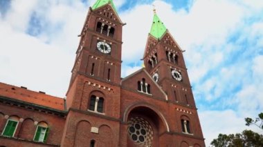 Maribor 'daki Merhametli Meryem Ana Bazilikası. Slovenya, Maribor 'daki Fransisken kilisesi. Slovenya 'nın Maribor kenti. Bazilika Matere Usmiljenja, Maribor 'da