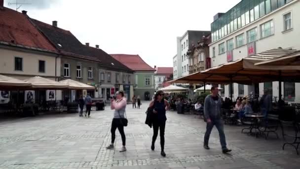 Sebuah Jalan Berwarna Warni Pusat Maribor Restoran Dan Toko Toko — Stok Video
