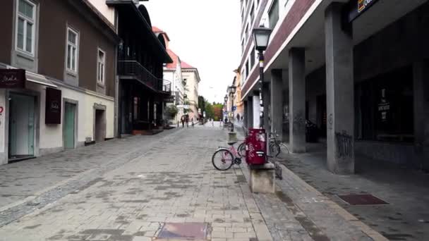 马里博尔市中心的一条五彩斑斓的街道 斯洛文尼亚马里博尔市 东斯洛文尼亚 Maribor Slovenia街上的餐馆和商店 — 图库视频影像