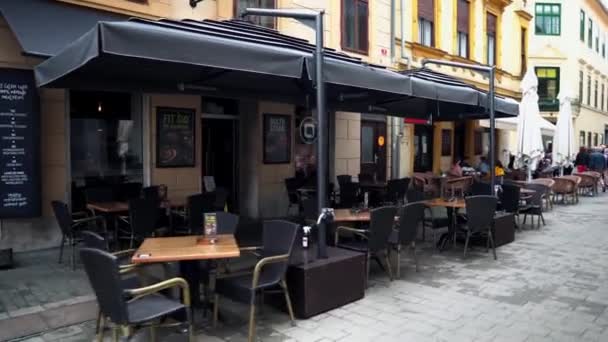 马里博尔市中心的一条五彩斑斓的街道 Maribor Slovenia街上的餐馆和商店 马里博尔市中心一家咖啡馆里的街台上的人们 — 图库视频影像