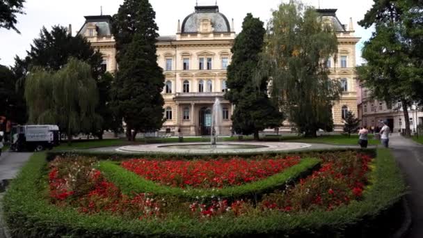 斯洛文尼亚马里博尔大学 马里博尔的高中Maribor大学的建筑俯瞰着公园 在大学附近的喷泉 — 图库视频影像