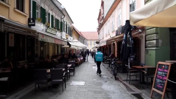 マリボルの中心部にあるカラフルな通り マリボル スロベニアの通りにあるレストランやお店 マリボルの中心部のカフェの通りのテラスの人々 — ストック動画