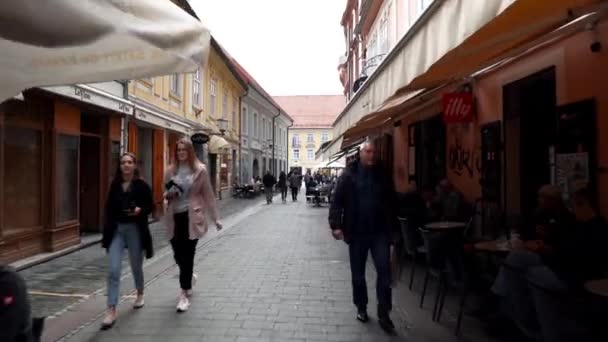 马里博尔市中心的一条五彩斑斓的街道 Maribor Slovenia街上的餐馆和商店 马里博尔市中心一家咖啡馆里的街台上的人们 — 图库视频影像