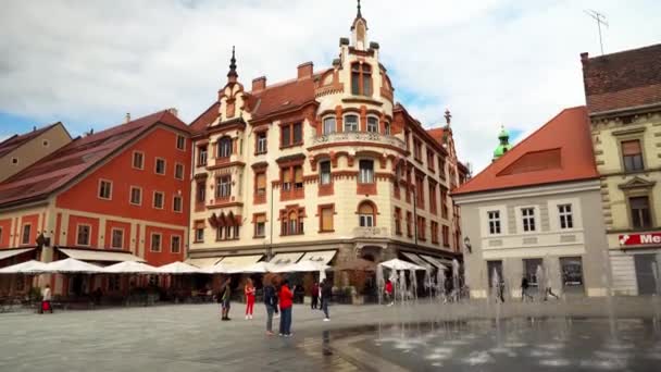 马里博的主广场位于斯洛文尼亚马里博主要广场的市政厅和鼠疫纪念馆 位于斯洛文尼亚马里博主要广场的喷泉 斯洛文尼亚的建筑 — 图库视频影像