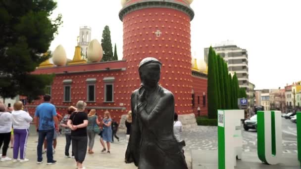 スペインのフィゲレスにあるサルバドール ダリ美術館 フィゲラスのダリ劇場博物館 カタルーニャ州フィゲレスのシュルレアリスム画家サルバドール ダリの博物館 — ストック動画